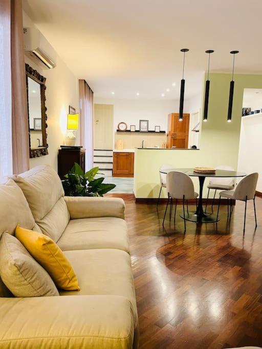 Apartamento Re Gallo Luxury Plebiscito In Via Chiaia Nápoles